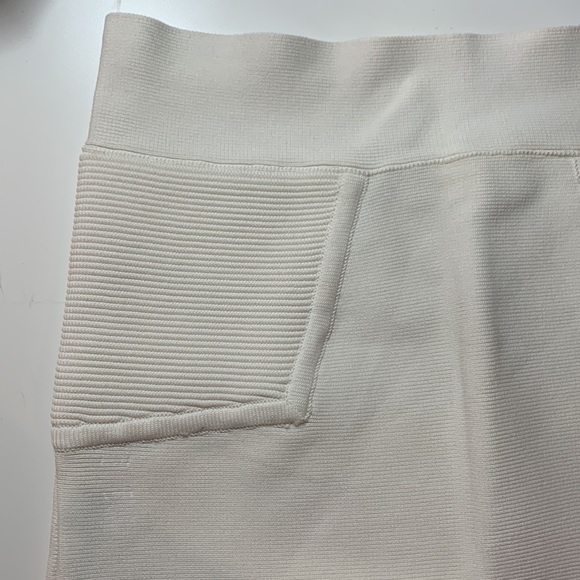 BCBG MAXAZRIA | Body con compression fabric white mini skirt - XS - Picture 2 of 3
